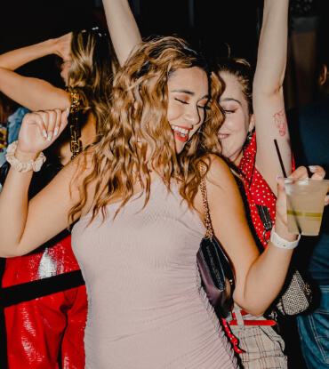 	Garland bride dancing with friends